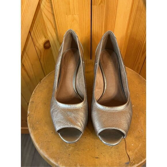 Clarks Artisan Peep-Toe Wedge Pumps Gold Metallic Size 6.5 - Picture 2 of 9